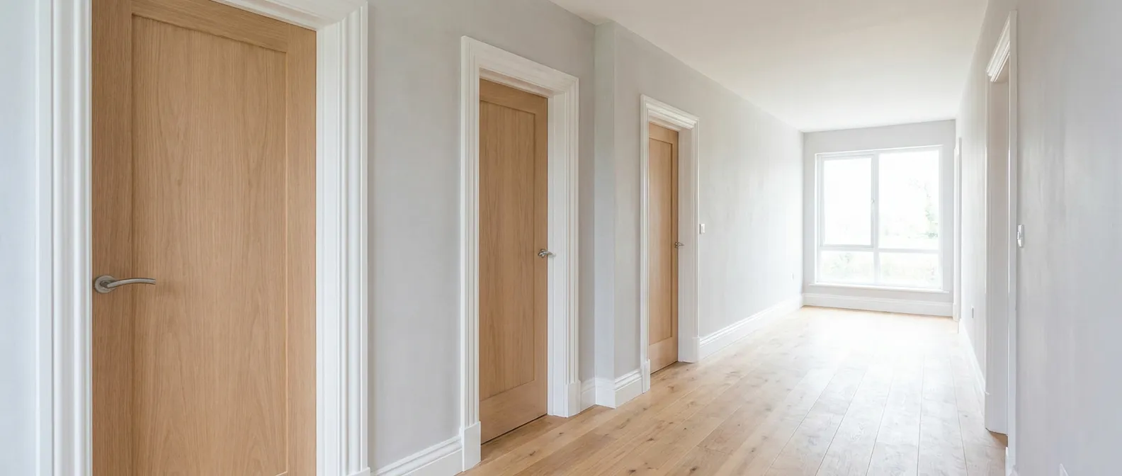 Portes intérieures posées et finies dans un couloir clair